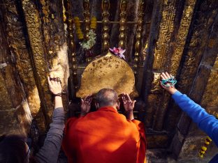 Thaye Dorje, His Holiness the 17th Gyalwa Karmapa, presides over aspiration prayers on the final day of the 2019 Kagyu Monlam, Bodh Gaya, India. Photo / Tokpa Korlo