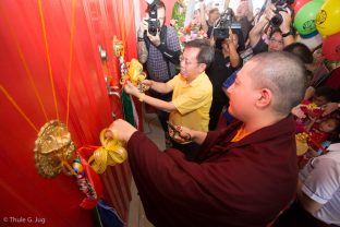 Thaye Dorje, His Holiness the 17th Gyalwa Karmapa, performs the opening ceremony for the new Kuching Karma Kagyu Dharma Society Buddhist Centre with YB Senator Datuk Dr Sim Kui-Hian (Member of Senate, Parliament of Malaysia)