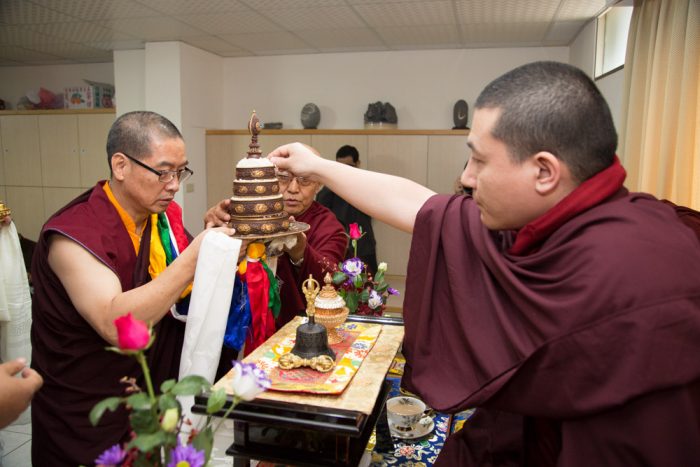 Lama Puntsok offers a mandala to Thaye Dorje, His Holiness the 17th Gyalwa Karmapa. Photo / Thule Jug