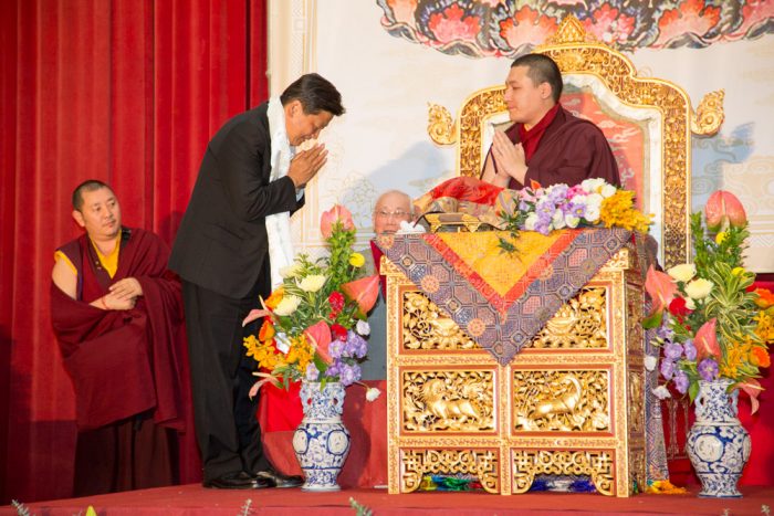 Thaye Dorje, His Holiness the 17th Gyalwa Karmapa, thanking the Governer of Hualien, Mr. Fu Kun-Chi. Photo / Thule Jug