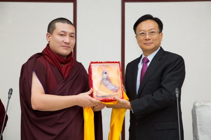 Thaye Dorje, His Holiness the 17th Gyalwa Karmapa, giving a present to the Changhua Deputy Governor, Mr. Huang Ying Chi. Photo / Thule Jug