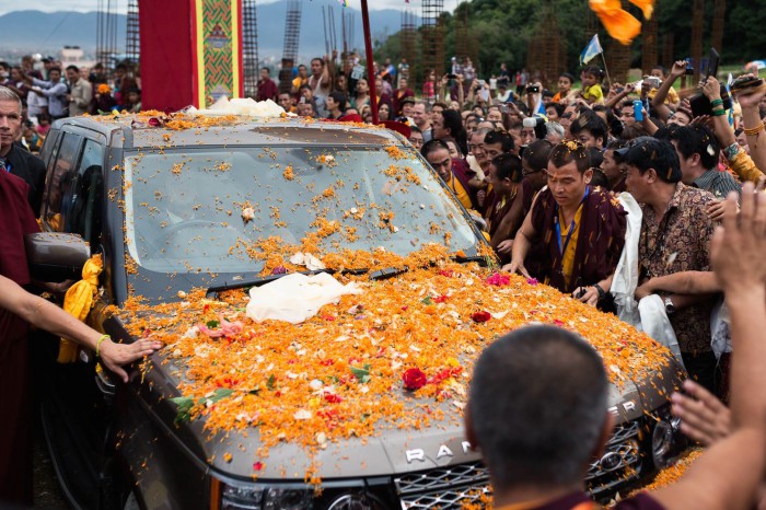 Flowers were thrown over the car carrying Thaye Dorje, His Holiness the 17th Gyalwa Karmapa. Photo/Tokpa Korlo